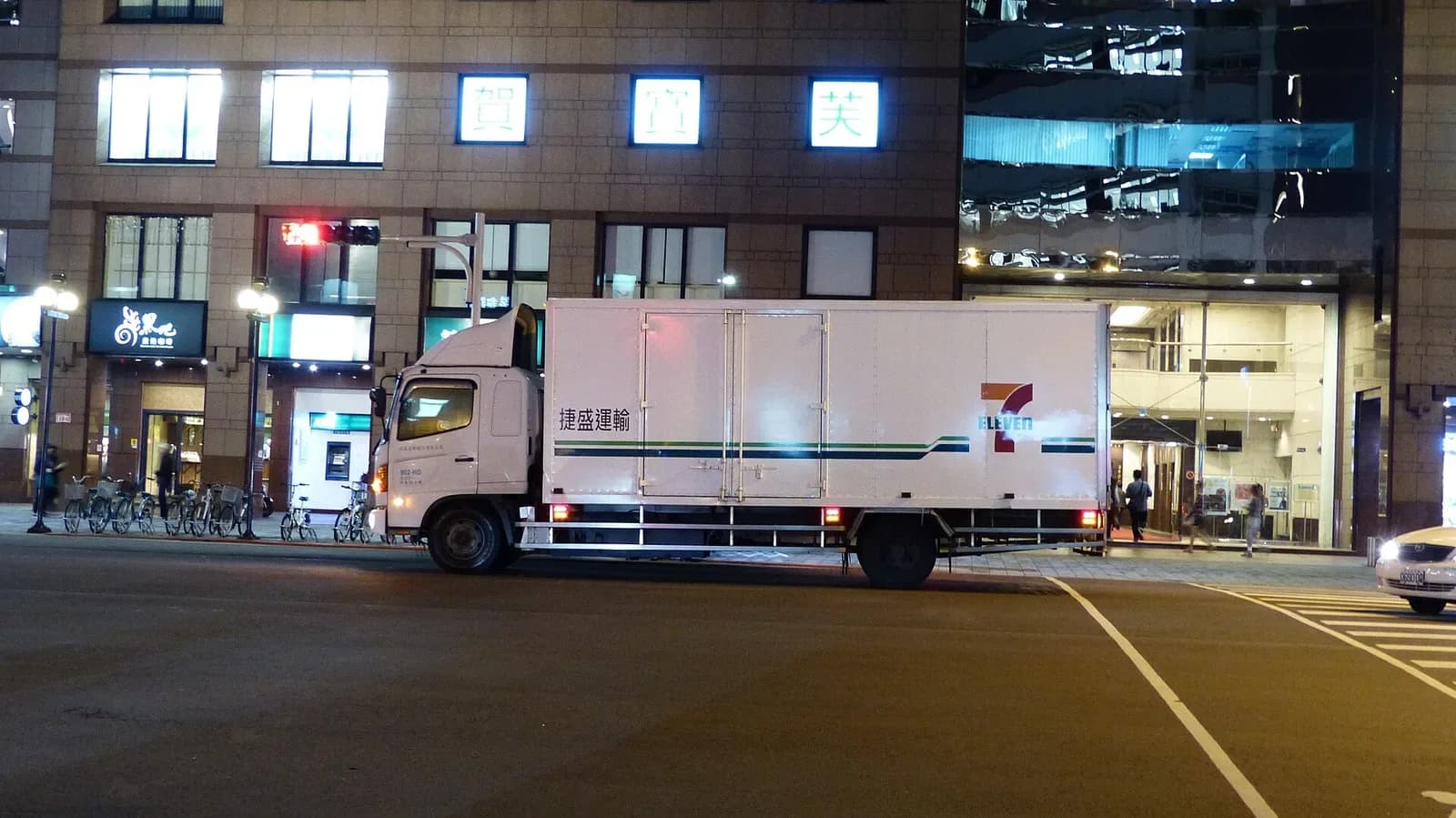 truck logistics - President Logistics International Truck in Section 5, Nanjing East Road 20151024