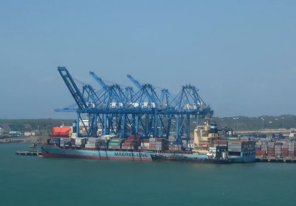 shipping port containers - Colon - Maersk Ship in Container Port